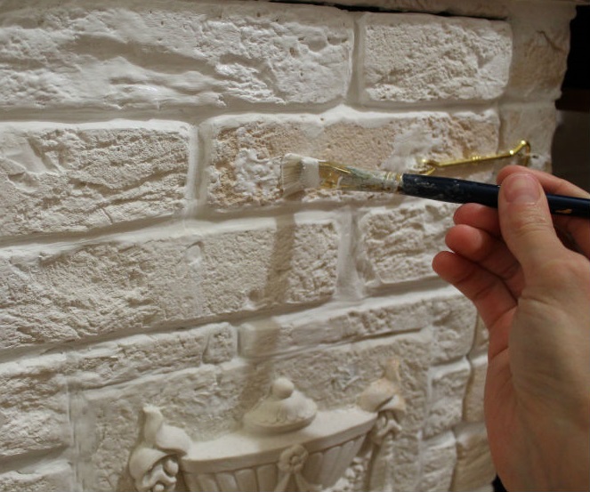 Очистка и удаление старого покрытия с декоративного элемента стены из гипса